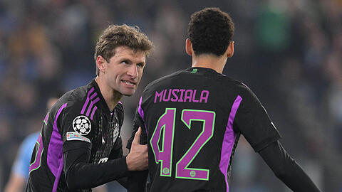 Thomas Müller (li.) weiß genau, was Jamal Musiala noch verbessern kann.