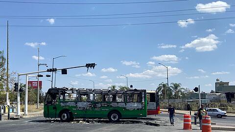 In mehreren Bundesstaaten wurden Stra&szlig;en mit brennenden Autos, Lastwagen und Bussen gesperrt.