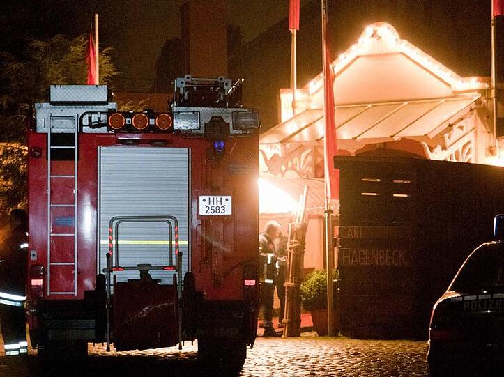 Rettungskräfte kümmerten sich um den Verletzten Dompteur.