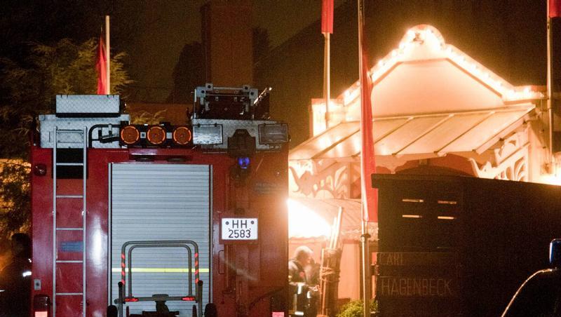 Rettungskräfte kümmerten sich um den Verletzten Dompteur. Rettungskräfte kümmerten sich um den Verletzten Dompteur.