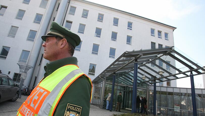 Die Polizei überwacht das Gelände vor der Klinik. Die Polizei überwacht das Gelände vor der Klinik.