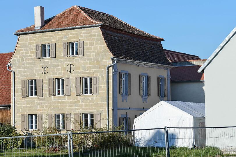 Fast 150 Jahre nutzte die jüdische Gemeinde des Ortes das Gebäude für seine Gottesdienste, bis sie sich 1938 auf Druck des Nazi-Regimes auflöste. Die frühere Synagoge wurde nun vom Ehepaar Hüßner in Stand gesetzt.
