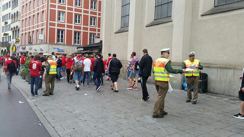 Derby-Stimmung in München: Unter Beobachtung der Polizei versammelten sich die Bayernfans am Vormittag im Tal. Vor dem Grünwalder Stadion kamen die Löwenfans dazu. Rund Tausend Polizisten sind im Einsatz.