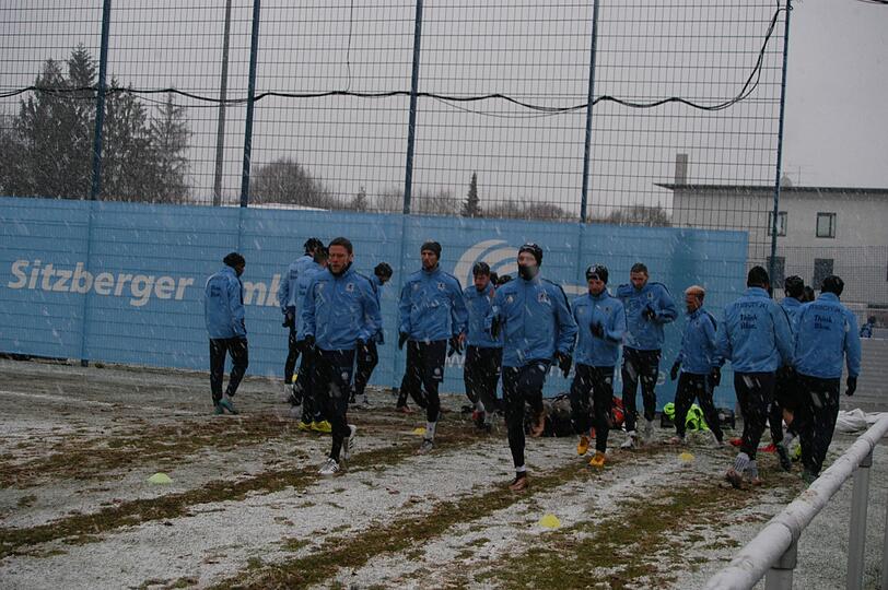 Löwen im Schneegestöber: Schon beim Aufwärmen weist der Rasen tiefe Furchen auf.