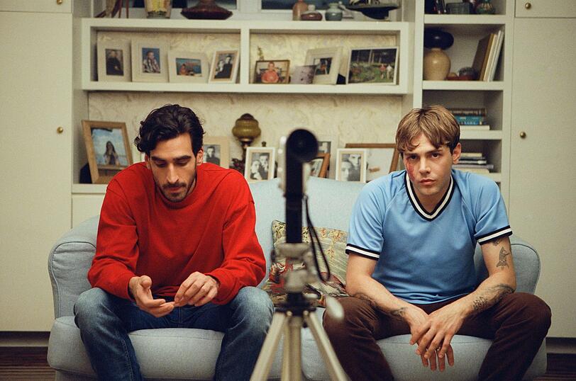 Aus dem Spaß eines Filmkusses wird Ernst: Matthias (Gabriel D'Almeida Freitas, li.) und Maxime (Xavier Dolan) in einer Szene des Films "Matthias und Maxime".