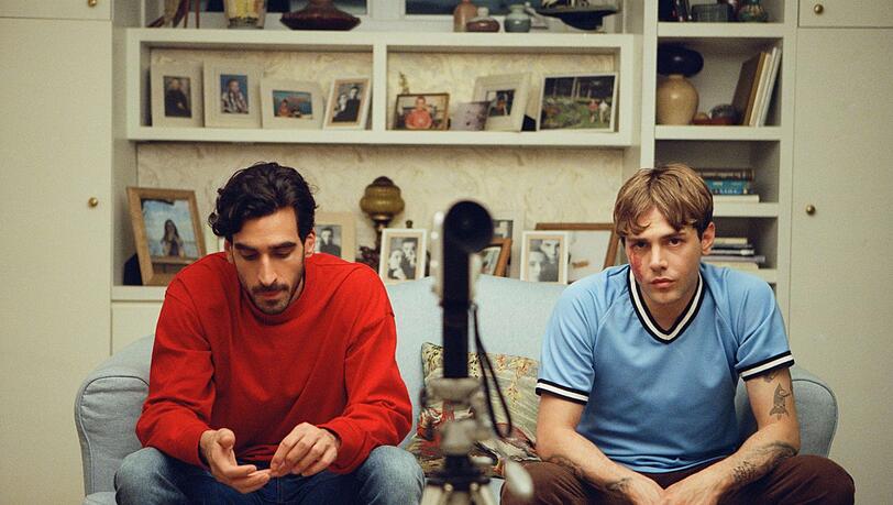 Aus dem Spaß eines Filmkusses wird Ernst: Matthias (Gabriel D'Almeida Freitas, li.) und Maxime (Xavier Dolan) in einer Szene des Films "Matthias und Maxime". Aus dem Spaß eines Filmkusses wird Ernst: Matthias (Gabriel D'Almeida Freitas, li.) und Maxime (Xavier Dolan) in einer Szene des Films "Matthias und Maxime".
