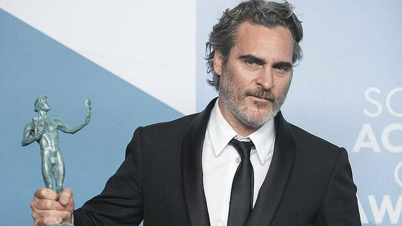 Joaquin Phoenix mit seiner SAG-Trophäe