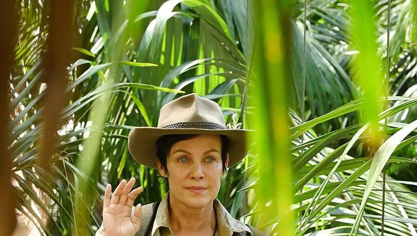 Sonja Kirchberger wurde am Montag von den Zuschauern rausgewählt. Hier verlässt sie am Dienstag die Show. Sonja Kirchberger wurde am Montag von den Zuschauern rausgewählt. Hier verlässt sie am Dienstag die Show.