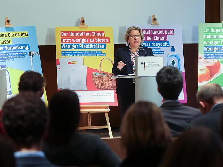 Svenja Schulze stellt auf einer Pressekonferenz im Bundesumweltministerium ihren Fünf-Punkte-Plan für weniger Plastik und mehr Recycling vor.