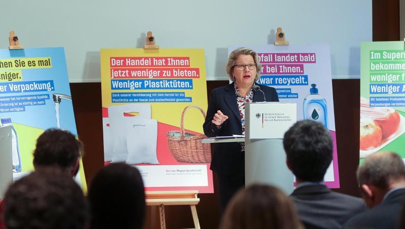 Svenja Schulze stellt auf einer Pressekonferenz im Bundesumweltministerium ihren Fünf-Punkte-Plan für weniger Plastik und mehr Recycling vor. Svenja Schulze stellt auf einer Pressekonferenz im Bundesumweltministerium ihren Fünf-Punkte-Plan für weniger Plastik und mehr Recycling vor.