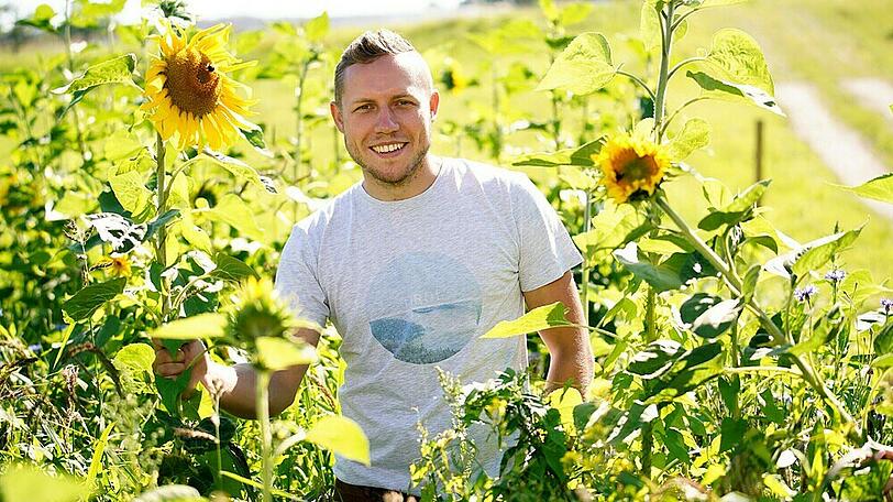 Rinderzüchter Patrick hat Sonnenblumen an seine Auserwählten verteilt.