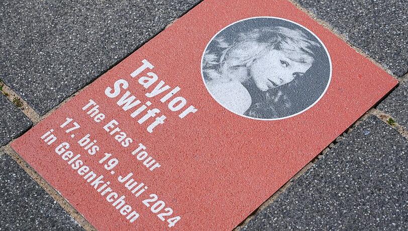 Diese Bodenplatte mit dem Konterfei Taylor Swifts und den Daten ihrer Konzerte in Gelsenkirchen lässt sich temporär auf dem "Walk of Fame" der Stadt finden.