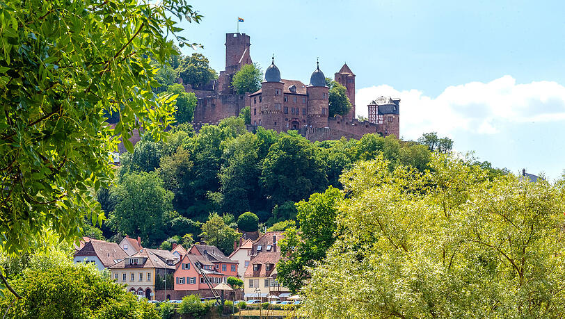 Burg Wertheim ist eine der größten Burganlagen Süddeutschlands und Schauplatz für Open-Air-Highlights wie das Burgfilmfest. Burg Wertheim ist eine der größten Burganlagen Süddeutschlands und Schauplatz für Open-Air-Highlights wie das Burgfilmfest.