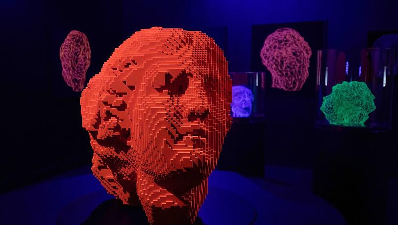 Digitale Legosteine: Dieser rote Januskopf von 2013 ist allerdings dem 3D-Drucker entschlüpft.