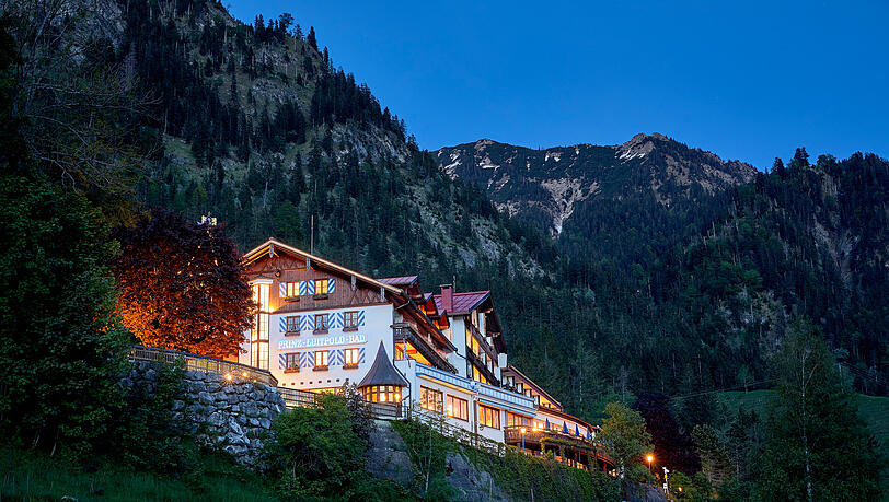 Mitten in der Natur gelegen mit Bergen und Wiesen rundherum. Mitten in der Natur gelegen mit Bergen und Wiesen rundherum.