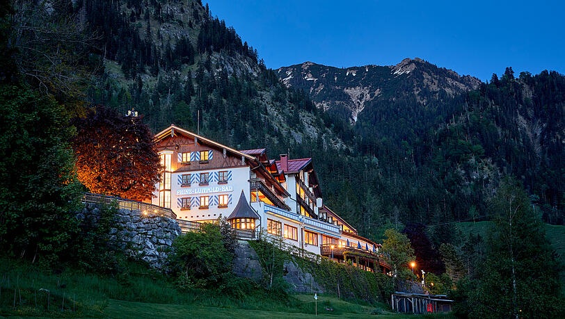 Mitten in der Natur gelegen mit Bergen und Wiesen rundherum.
