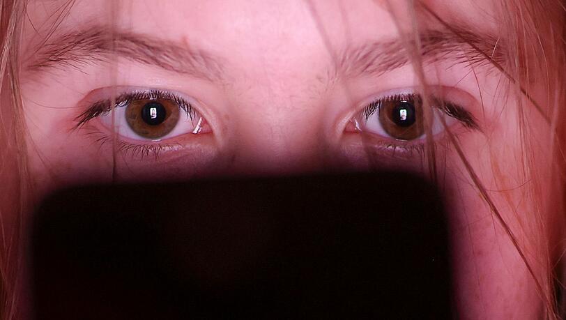 Am Wochenende verbringen Jugendliche in der EU nach eigenen Angaben über 6 Stunden pro Tag in Sozialen Netzwerken. (Symbolbild) Am Wochenende verbringen Jugendliche in der EU nach eigenen Angaben über 6 Stunden pro Tag in Sozialen Netzwerken. (Symbolbild)