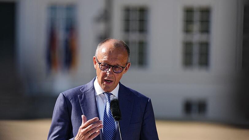 Bundeskanzler Friedrich Merz (CDU) äußert sich zum Auftakt der Kabinettsklausur im Schloss Neuhardenberg auch über den Vorfall mit einer Sprengstoffdrohne in Leipzig. Bundeskanzler Friedrich Merz (CDU) äußert sich zum Auftakt der Kabinettsklausur im Schloss Neuhardenberg auch über den Vorfall mit einer Sprengstoffdrohne in Leipzig.
