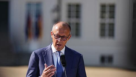 Bundeskanzler Friedrich Merz (CDU) &auml;u&szlig;ert sich zum Auftakt der Kabinettsklausur im Schloss Neuhardenberg auch &uuml;ber den Vorfall mit einer Sprengstoffdrohne in Leipzig.