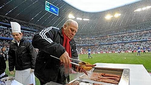 Endlich wieder am Spielfeldrand: Uli Hoeneß, ansonsten nur noch Gast auf der VIP-Tribüne, grillt nach einer verlorenen Wette Würstl für die Fans. Endlich wieder am Spielfeldrand: Uli Hoeneß, ansonsten nur noch Gast auf der VIP-Tribüne, grillt nach einer verlorenen Wette Würstl für die Fans.