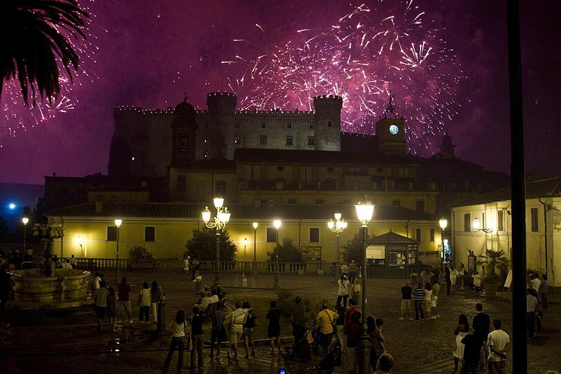 Ein gigantisches Feuerwerk zur Hochzeit von Petra Ecclestone und James Stunt.