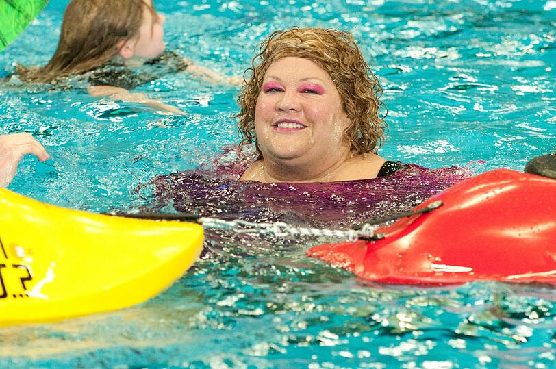 Moderatorin "Cindy aus Marzahn" schwimmt am Rande der Wette "Kajak" im Wasser. Foto: Max Kohr/ZDF