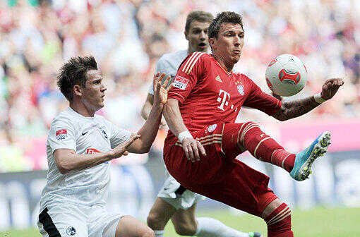 MARIO MANDZUKIC: Note 4.
Riesenchance in Minute 18 - unglaublich behäbig ausgelassen. Riesenchance in Minute 57 - der Lupfer landet auf der Latte. Hat sich seine Tore hoffentlich für Barelona aufgehoben.