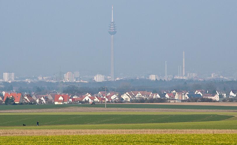 Gebäude: Der höchste Turm in Bayern steht nicht in München. Dafür steht in Nürnberg mit dem Fernmeldeturm ein wahrer Koloss. Ganze 292,80 Meter ist er hoch.