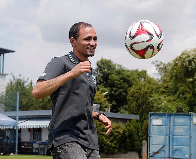 Den unter anderem bei Ajax Amsterdam ausgebildeten Profi lobte Trainer Ricardo Moniz als &bdquo;variablen&ldquo; Spieler, der durch seine Herkunft Verhältnisse kenne, &bdquo;wo es ums Überleben geht&ldquo;.