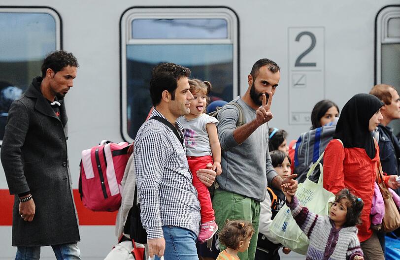 Sie bleiben nur kurz in München: Diese Flüchtlinge werden nach ihrer Ankunft gestern gleich zu einem anderen Zug gebracht, der sie in eine andere Stadt bringt.
