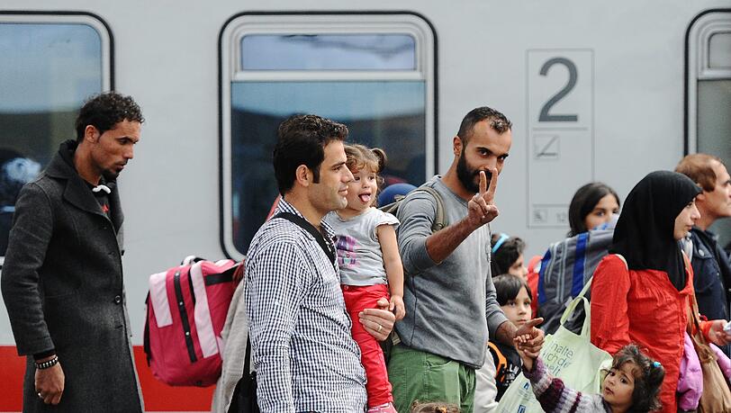 Sie bleiben nur kurz in München: Diese Flüchtlinge werden nach ihrer Ankunft gestern gleich zu einem anderen Zug gebracht, der sie in eine andere Stadt bringt. Sie bleiben nur kurz in München: Diese Flüchtlinge werden nach ihrer Ankunft gestern gleich zu einem anderen Zug gebracht, der sie in eine andere Stadt bringt.