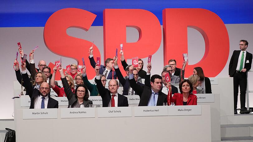 Der Parteivorstand mit dem Vorsitzenden Martin Schulz stimmen über einen Juso-Antrag ab.