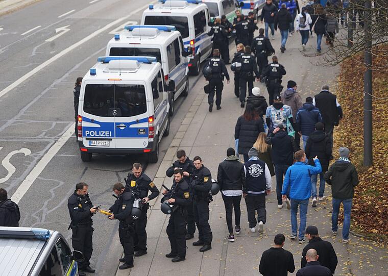 Insgesamt waren rund 500 Polizeibeamte im Einsatz, um etwaige Ausschreitungen zwischen den Fanlagern zu verhindern.