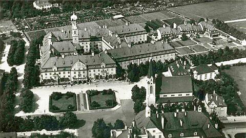 Auf dieser Aufnahme um 1936 ist das Altenheim Heilig-Geist am Dom-Pedro-Platz zu sehen. Am oberen Bildrand kann man den Taxisgarten ausmachen, die Kirche rechts ist die Christuskirche. Rechts unten sieht man die Dom-Pedro-Schule.