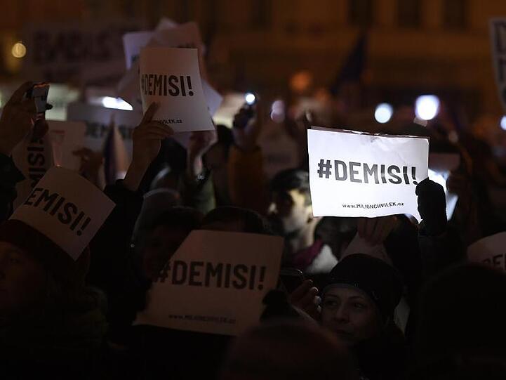 Demonstranten fordern in Prag den Rücktritt des Regierungschefs.