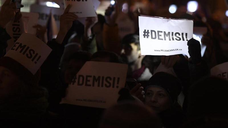 Demonstranten fordern in Prag den Rücktritt des Regierungschefs. Demonstranten fordern in Prag den Rücktritt des Regierungschefs.