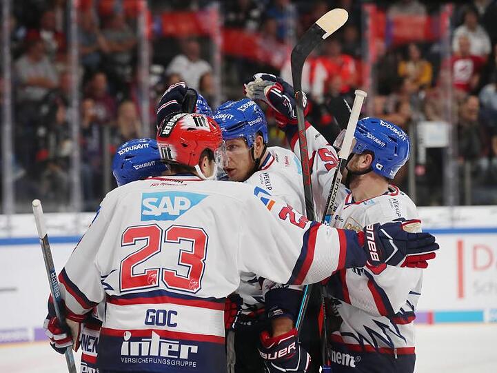 Die Spieler von Adler Mannheim feiern einen Treffer beim Spiel gegen die Ice Tigers.
