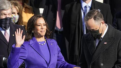Kamala Harris wird als erste US-Vizepr&auml;sidentin vereidigt, w&auml;hrend ihr Ehemann Doug Emhoff die Bibel h&auml;lt.