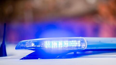 Das Blaulicht eines Polizeifahrzeuges leuchtet.