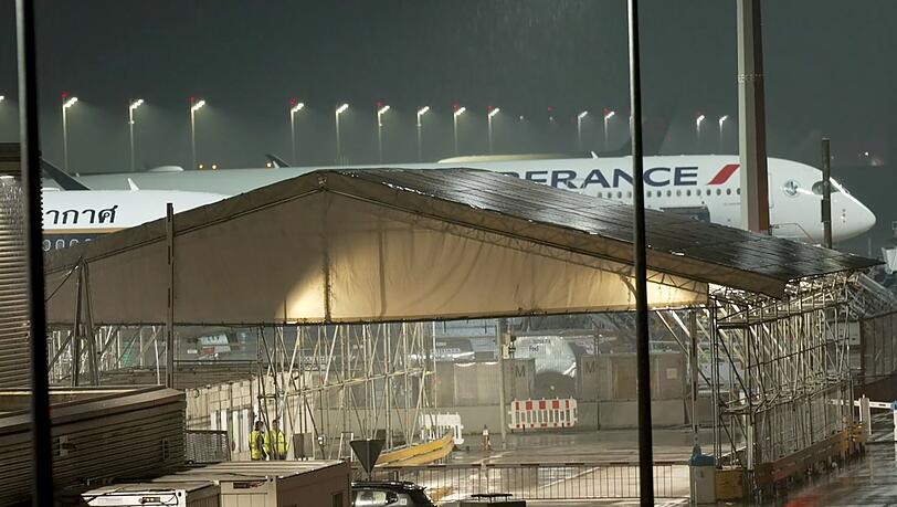 Das Air France Flugzeug musste wegen Brandgeruchs auf dem Münchner Flughafen notlanden. Das Air France Flugzeug musste wegen Brandgeruchs auf dem Münchner Flughafen notlanden.
