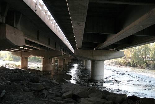 Unter dieser Autobahnbrücke versteckten sich die Eltern.