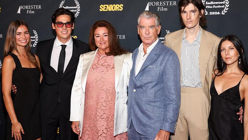 Alex Lee-Aillon, Paris Brosnan, Keely Shaye Smith, Pierce Brosnan, Dylan Brosnan und Avery Wheless bei der Premiere von "Seniors" in Los Angeles. Alex Lee-Aillon, Paris Brosnan, Keely Shaye Smith, Pierce Brosnan, Dylan Brosnan und Avery Wheless bei der Premiere von "Seniors" in Los Angeles.