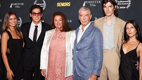 Alex Lee-Aillon, Paris Brosnan, Keely Shaye Smith, Pierce Brosnan, Dylan Brosnan und Avery Wheless bei der Premiere von "Seniors" in Los Angeles.