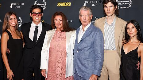 Alex Lee-Aillon, Paris Brosnan, Keely Shaye Smith, Pierce Brosnan, Dylan Brosnan und Avery Wheless bei der Premiere von "Seniors" in Los Angeles.