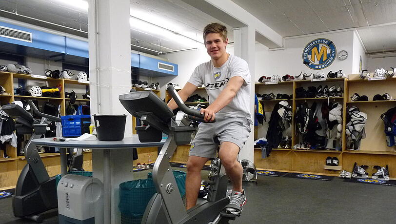 „Ich werde alles dafür tun, dass ich in dieser Spielzeit nochmal antreten kann“: EHC-Nationalspieler Martin Buchwieser. „Ich werde alles dafür tun, dass ich in dieser Spielzeit nochmal antreten kann“: EHC-Nationalspieler Martin Buchwieser.