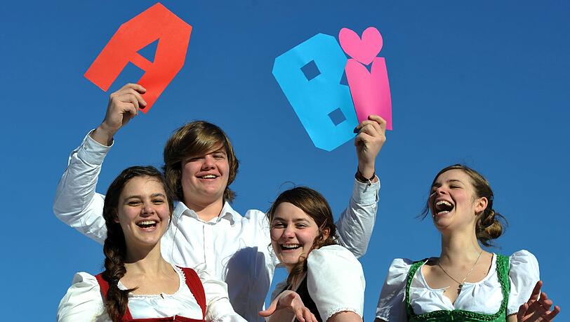 Die Abiturienten Maria (l-r), Johann, Josefa und Angelika Prem lachen am Montag 07.03.2011 in Schliersee (Oberbayern) unter dem Kürzel ABI. Das neunjährige Gymnasium in Bayern ist Geschichte. Die Abiturienten Maria (l-r), Johann, Josefa und Angelika Prem lachen am Montag 07.03.2011 in Schliersee (Oberbayern) unter dem Kürzel ABI. Das neunjährige Gymnasium in Bayern ist Geschichte.