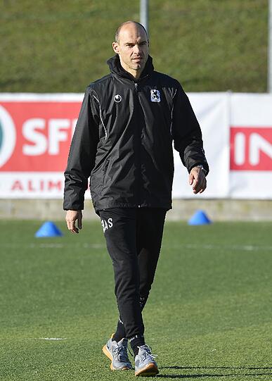 Löwen-Trainer Alexander Schmidt auf dem Trainingsplatz.