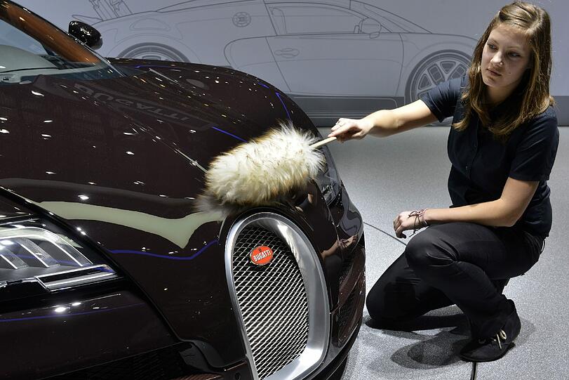 Ein Bugatti wird zu Präsentationszwecken herausgeputzt.