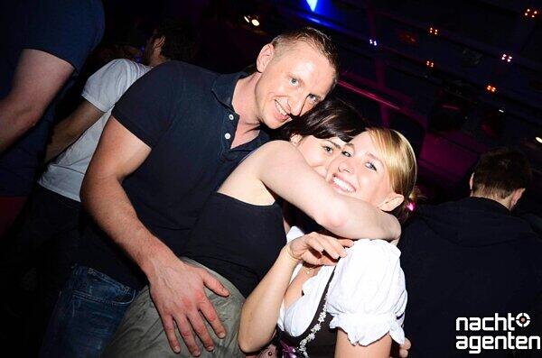 Auffallend viele Partygänger in Tracht beim "Hasenalarm" im Max un Moritz. Und auch sonst gin?s heiß her. Mehr Bilder finden Sie unter: www.nachtagenten.de