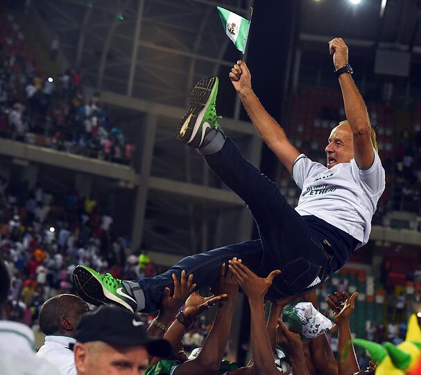 Nigeria: Als erstes afrikanisches Team lösten die "Super Eagles" das Ticket nach Russland. Trainer Gernot Rohr wird gefeiert.